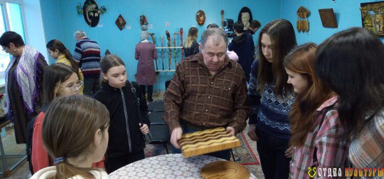 В Учалинском музее проходит выставка изделий из дерева «Деревянных дел мастера»