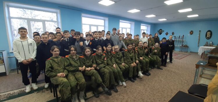 Школьники посетили выставку в Учалинском музее и пообщались с самобытным мастером Александром Литягиным