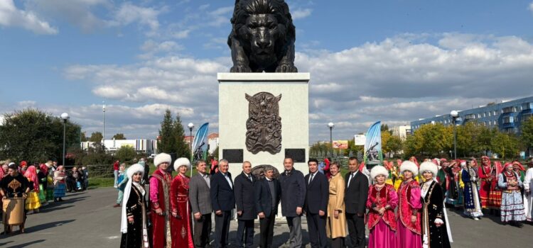 В УЧАЛАХ ОТКРЫЛИ ПАМЯТНИК УРАЛ БАТЫРУ